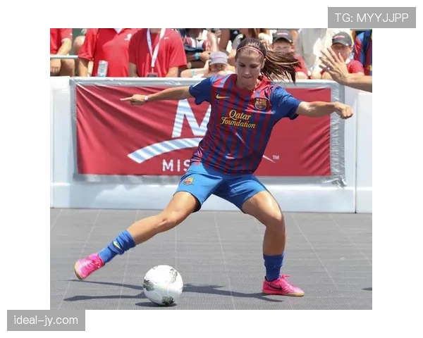 亚历克斯·摩根在家练完核心顺手给女儿做了三明治，这妈当的比我的健身教练还狠