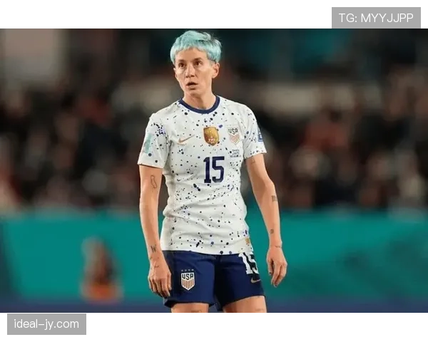 刷到梅根·拉皮诺拎菜回家，她手上的表把我这月工资按在地上