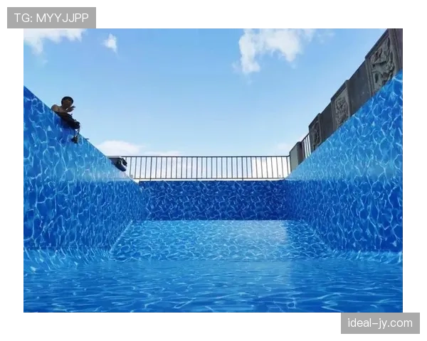 拉菲尼亚训练完顺手给家里泳池换了套新瓷砖